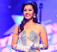 Phương Vy diện đầm xẻ táo bạo hát Jazz