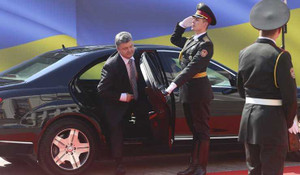 Lính Ukraine rơi súng trong lễ nhậm chức tân Tổng thống
