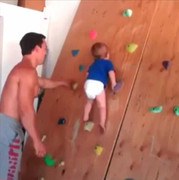 Bé 20 tháng tuổi leo tường ngoạn mục