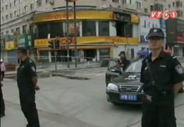 Clip: Nổ bom ở nhà hàng Trung Quốc, 2 cảnh sát bị thương