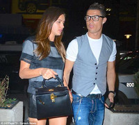 Ronaldo bảnh bao dẫn bồ đi xem đấm bốc