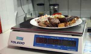 World Cup kỳ lạ: Mua cơm theo... cân