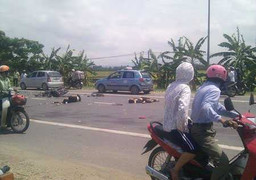 Tông vào xe máy chở lợn, hai thanh niên tử vong tại chỗ