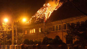 Tòa nhà cổ Cục Bản đồ Đà Lạt cháy dữ dội giữa đêm khuya