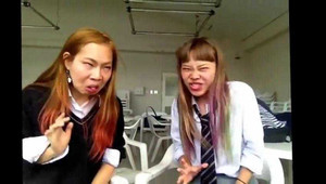 Clip hai thiếu nữ Nhật Bản hát nhép gây choáng