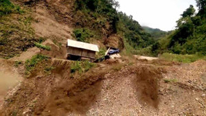 Clip: Sạt lở kinh hoàng cuốn phăng nhà cửa, công trường ở Lai Châu