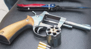 Quái xế đất Cảng 'thủ' dao và súng náo loạn đường phố