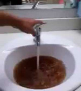 Hà Nội: Dân cư khu đô thị Dương Nội tá hỏa dùng nước màu cà phê