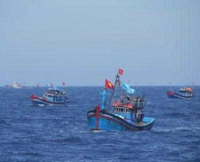 Tàu cá VN tiến sát giàn khoan đánh bắt thủy sản, phản đối TQ