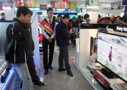 Nóng World Cup: Chung tiền thuê tivi 'xịn'