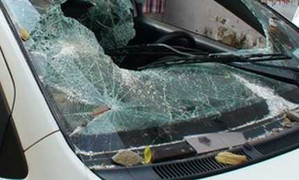 Côn đồ rút dao tấn công cảnh sát, đập vỡ kính ô tô