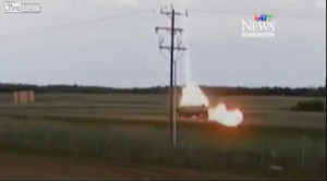 Thoát chết thần kỳ khi bị sét đánh trực diện vào ôtô