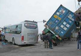 Xe khách đâm container, nhiều người thương vong