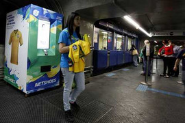 World Cup kỳ lạ: Máy bán áo tự động