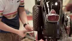 Quá trình biến đống 'sắt vụn' thành xe cổ Vespa
