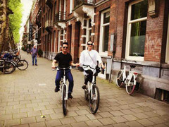 Bằng Kiều - Dương Mỹ Linh nắm tay đạp xe