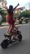 Clip: 'Làm xiếc' trên xe đạp điện, hai thiếu nữ trả giá đau đớn