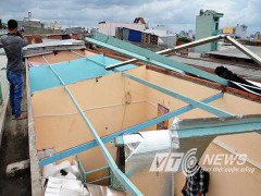 Mưa dông kéo sập tường, đè chết 2 công nhân