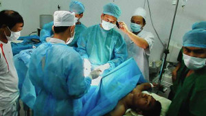 Mổ ruột thừa trực tuyến cho bộ đội Trường Sa