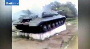 Xe tăng đột nhiên nổ máy ở bảo tàng sau 20 năm trưng bày