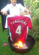 Fan Arsenal điên cuồng đốt áo Fabregas