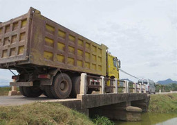 Quảng Bình: Cầu yếu oằn mình cõng xe tải