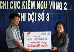 Nguyên Phó Chủ tịch nước thăm hỏi, động viên ngư dân bám biển