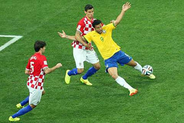 Clip: Fred diễn trò hề giúp Brazil hưởng phạt đền