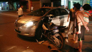 Xe máy phóng như bay, găm thẳng đầu ô tô