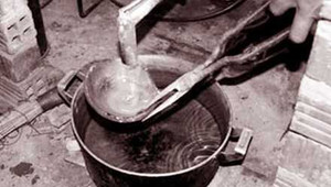 Chuyện lạ ở Khánh Hòa: Người đàn ông luyện vàng giữa phố