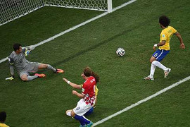 Clip: Marcelo đi vào lịch sử nhờ phản lưới nhà