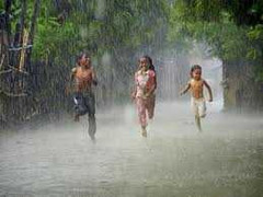 Clip: Mưa dông làm sập tường, đè chết 2 người ở TP.HCM