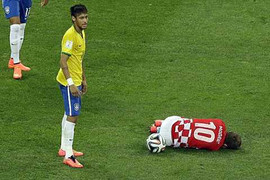 Neymar lộ bộ mặt thiếu quân tử