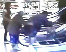 Kiểu đi thang máy độc nhất vô nhị của cụ bà lần đầu đi siêu thị