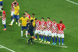 Clip: Trọng tài World Cup xịt phấn làm hàng rào