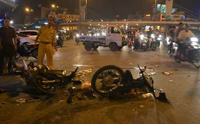 Xe máy đâm nhau nát vụn, 4 người nhập viện