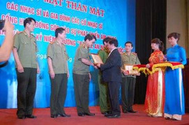 Giám đốc Công an Hà Nội nhận kỷ niệm chương âm nhạc