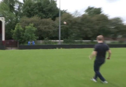 Paul Scholes đá trúng đầu kẻ làm ồn cuộc phỏng vấn