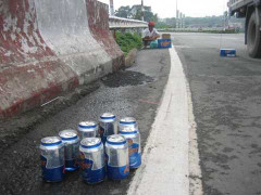 Hàng chục thùng bia rơi tung tóe, không ai ‘hôi của'