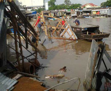 Sạt lở nghiêm trọng, 7 căn nhà sụp xuống sông