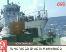 Tàu pháo Trung Quốc giả tàu hải cảnh ở Hoàng Sa