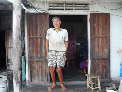 Nỗi khổ của 'người khổng lồ' cao 2 mét ở Quảng Bình