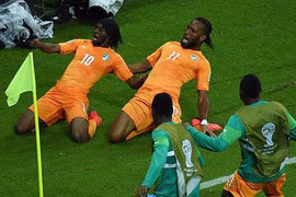 2 phút ghi 2 bàn, Bờ Biển Ngà kịch tính hạ Nhật Bản