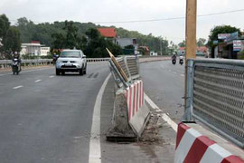 Dân tự ý phá rào, mở lối đi qua quốc lộ nghìn tỷ