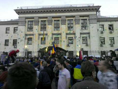 Video: Người biểu tình Ukraine tấn công sứ quán Nga