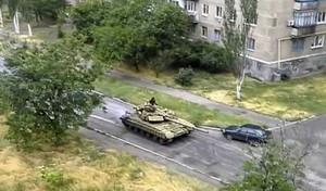 NATO công bố ảnh vệ tinh Nga đưa xe tăng vào Ukraine