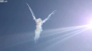 Video: Không quân Nga tạo hình thiên thần trên bầu trời Mátxcơva