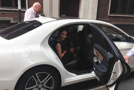 Chồng Thu Minh dùng xe sang đưa vợ đi dạo London