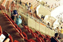 World Cup kỳ lạ: CĐV Nhật Bản nhặt rác sau trận đấu
