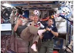 Clip: Phi hành gia đá bóng trên trạm không gian quốc tế ISS